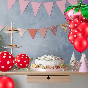 Ballon fraise en aluminium avec ballons en latex à pois rouges et blancs en fête
