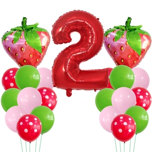Détail d'un kit de ballons fraise pour 2ème anniversaire avec chiffre rouge en aluminium