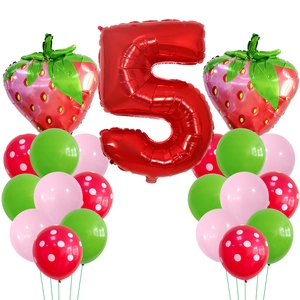 Kit de ballons fraise avec chiffre 5 rouge et ballons à pois sur fond blanc neutre