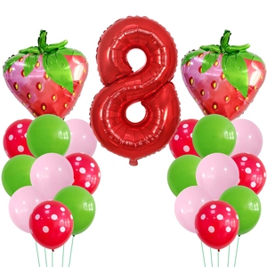 Détail du lot de ballons chiffre 8 rouge et fraises pour fête d'anniversaire aux fruits