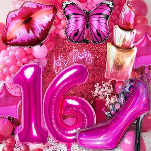 Detalle del set de globos para el 16 cumpleaños con números rosas y papel de lápiz labial
