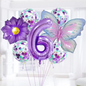 Détail du kit de ballons chiffre 6 violet avec papillon et fleurs pour décor de fête