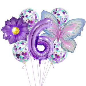 Détails macro des ballons papillon et marguerite numéro 6 pour fête d'anniversaire