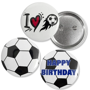 Vue détaillée de badges en fer-blanc sur le thème du football avec épingle de fixation