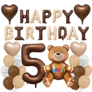Detailset aus braunen und cremefarbenen Geburtstagsballons mit Teddybär und Nummer 5