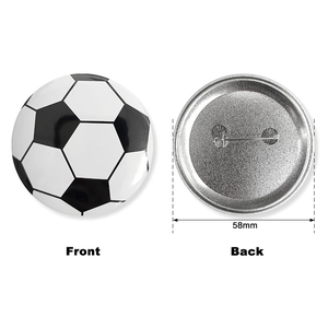 Détail du badge de football 58mm montrant le design avant et l'épingle de sûreté arrière