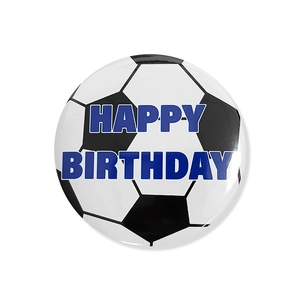 Gros plan d'un badge de football Happy Birthday avec motif de ballon noir et blanc