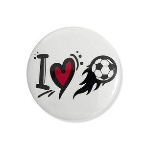 Détail d'un badge en fer-blanc de football avec imprimé cœur pour fête d'anniversaire