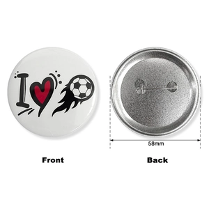 Détails avant et arrière du badge de football de 58 mm avec épingle de sûreté sur blanc