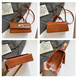 Detailweergave van de bruine geweven handtas met gouden magnetische gesp en riem