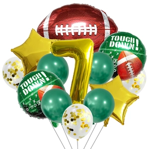 Vue détaillée des ballons de fête de football américain avec un grand chiffre 7 doré et étoiles