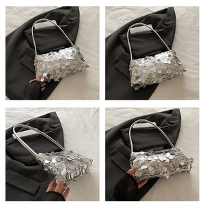 Detailaufnahmen der silbernen Pailletten-Achseltasche mit Textur und Winkeln