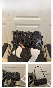 Detailaufnahme der rechteckigen schwarzen Pailletten-Schultertasche mit eleganten Trägern