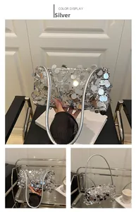 Detailansicht einer silbernen Pailletten-Schultertasche mit glänzendem Finish