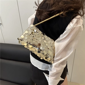 Borsa sottobraccio alla moda con paillettes dorate da donna e tracolla a catena sottile