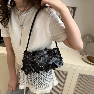 Borsa a spalla con paillettes nere per donna con elegante forma sotto l'ascella
