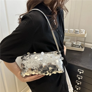 Borsa sottobraccio chic con paillettes argento da donna con scaglie e sottile tracolla