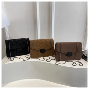 Détail des sacs à bandoulière léopard avec chaîne métallique et boucle en forme de bouclier
