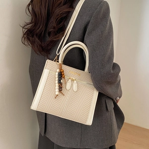 Sac à main beige en tissage à chevrons avec finitions cuir et bandoulière réglable