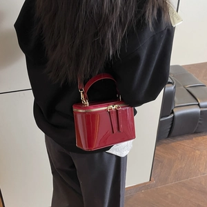 Sac boîte rétro en cuir verni rouge avec double fermeture éclair et finitions métal