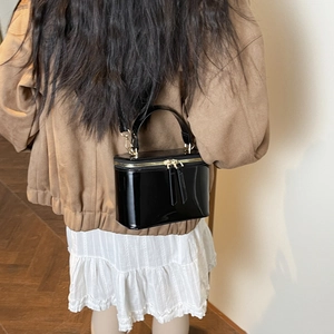 Sac boîte vintage en cuir verni noir avec fermeture dorée et poignée pour femme