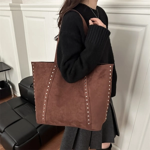 Braune Vintage-Wildledertasche mit silbernen Nieten und großem Fassungsvermögen