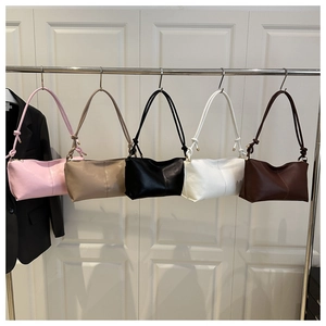 Cinq sacs à bandoulière en cuir PU minimalistes en plusieurs couleurs avec nœuds élégants