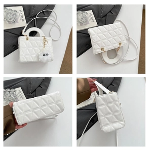 Vue détaillée du sac à bandoulière matelassé blanc avec poignées et breloque en peluche