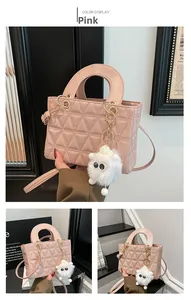 Détails du sac à bandoulière rose matelassé avec dorure et breloque en peluche blanche