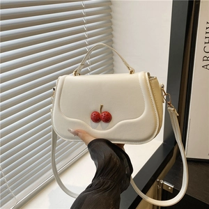 Petit sac carré blanc crème avec breloque cerise rouge et bandoulière réglable