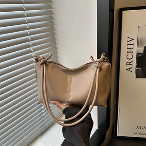Sac sous les aisselles beige minimaliste avec détail de nœud et garnitures en métal
