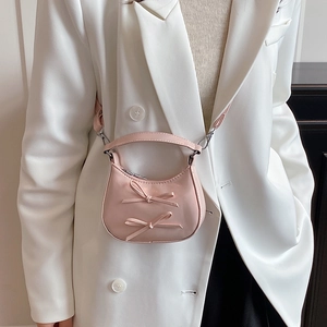 Minimalistische hellrosa Umhängetasche mit Schleifen und eleganten Silberbeschlägen