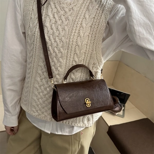 Sac à main vintage marron foncé texturé avec fermoir doré et bandoulière réglable