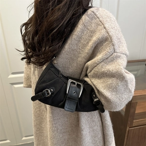 Sac sous les aisselles plissé noir avec boucles métalliques et bandoulière chic