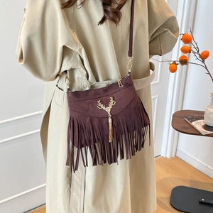 Sac à bandoulière vintage en daim marron avec longues franges et pendentif cerf