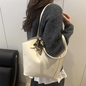 Minimalistische beige Shopper-Tasche aus Kunstleder mit gebundenem Seidenschal-Detail