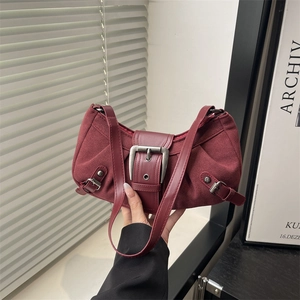 Borsa a spalla a mezzaluna in camoscio rosso scuro con fibbia in metallo stile vintage