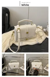 Dettaglio borsa a tracolla bianca in pelle PU con finiture dorate e manico top