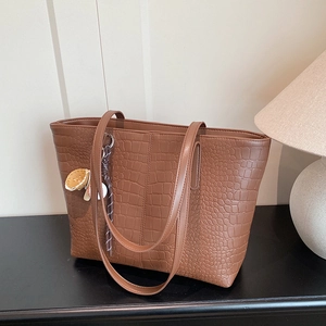 Women Large Capacity Crocodile Pattern Tote Bag Urban Minimalist Alligator Embossed PU Leather Shoulder Bag With Baseball Charm