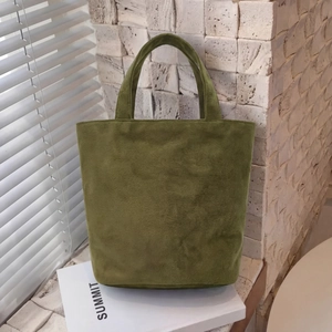 Dettaglio della borsa tote in pelle scamosciata verde scuro con texture morbida e design moderno
