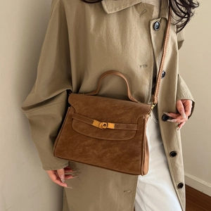 Caramel brown frosted crossbody Kelly bag with vintage metal buckle for autumn fashion