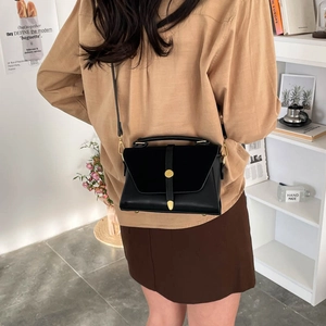 Sac à main en cuir mat noir avec boucle dorée et bandoulière réglable pour femmes