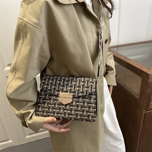 Κλασική ρετρό τσάντα tweed με χρυσό κούμπωμα ασπίδας και υφαντό ιμάντα ώμου