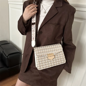 Sac bandoulière en tweed beige avec boucle dorée et large bandoulière brodée