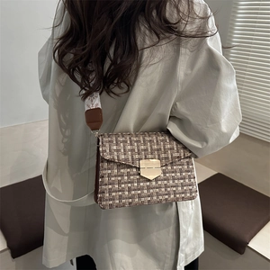 Sac à rabat en tweed chic avec boucle triangle dorée et large bandoulière