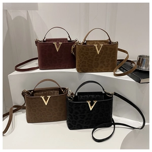 Detailed collection of four leopard print crossbody bags with gold V-shape metal clasps
