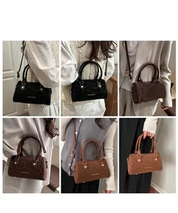 Vue détaillée de sacs cylindres à imprimé léopard en noir et marron portés par un mannequin