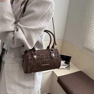 Sac Boston rétro léopard avec inscription dorée et poignée ronde élégante