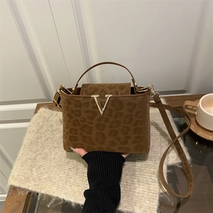 Fashion Leopard Print PU Leather Shoulder Bag For Women Square Handbag With Gold V Hardware Stylish Commuter Crossbody Bag