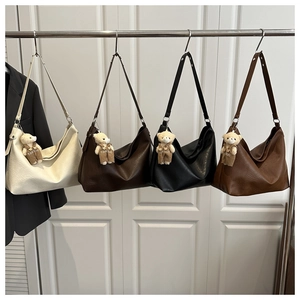 Detailed display of vintage PU leather tote bags in off-white, brown, black and caramel